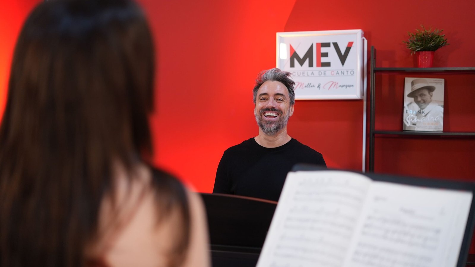 Jose Masegosa impartiendo clase de canto