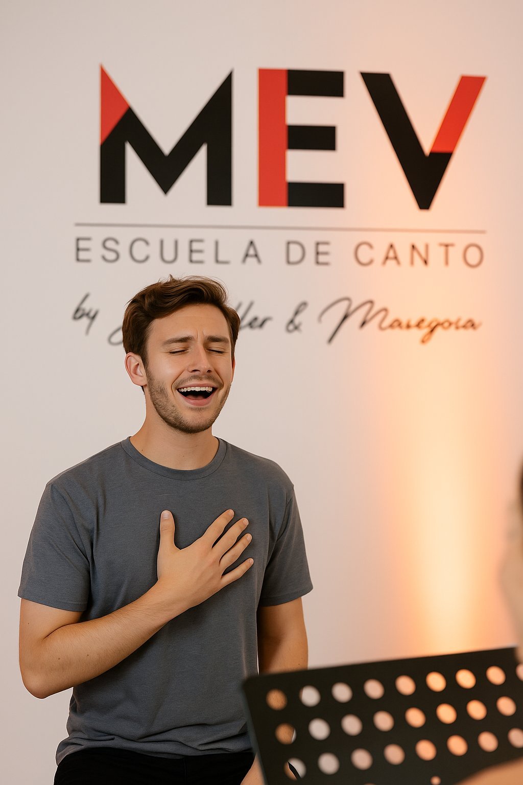 Chico en clase de rehabilitacion vocal mev